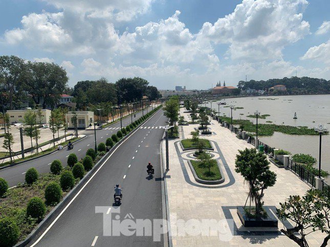 Đoạn qua TP.Thủ Dầu Một dài gần 1km, được đầu tư vốn hơn 650 tỷ đồng, đây là phố đi bộ đầu tiên tại tỉnh Bình Dương đã hoàn thành đưa vào sử dụng vào ngày 2/9/2022.