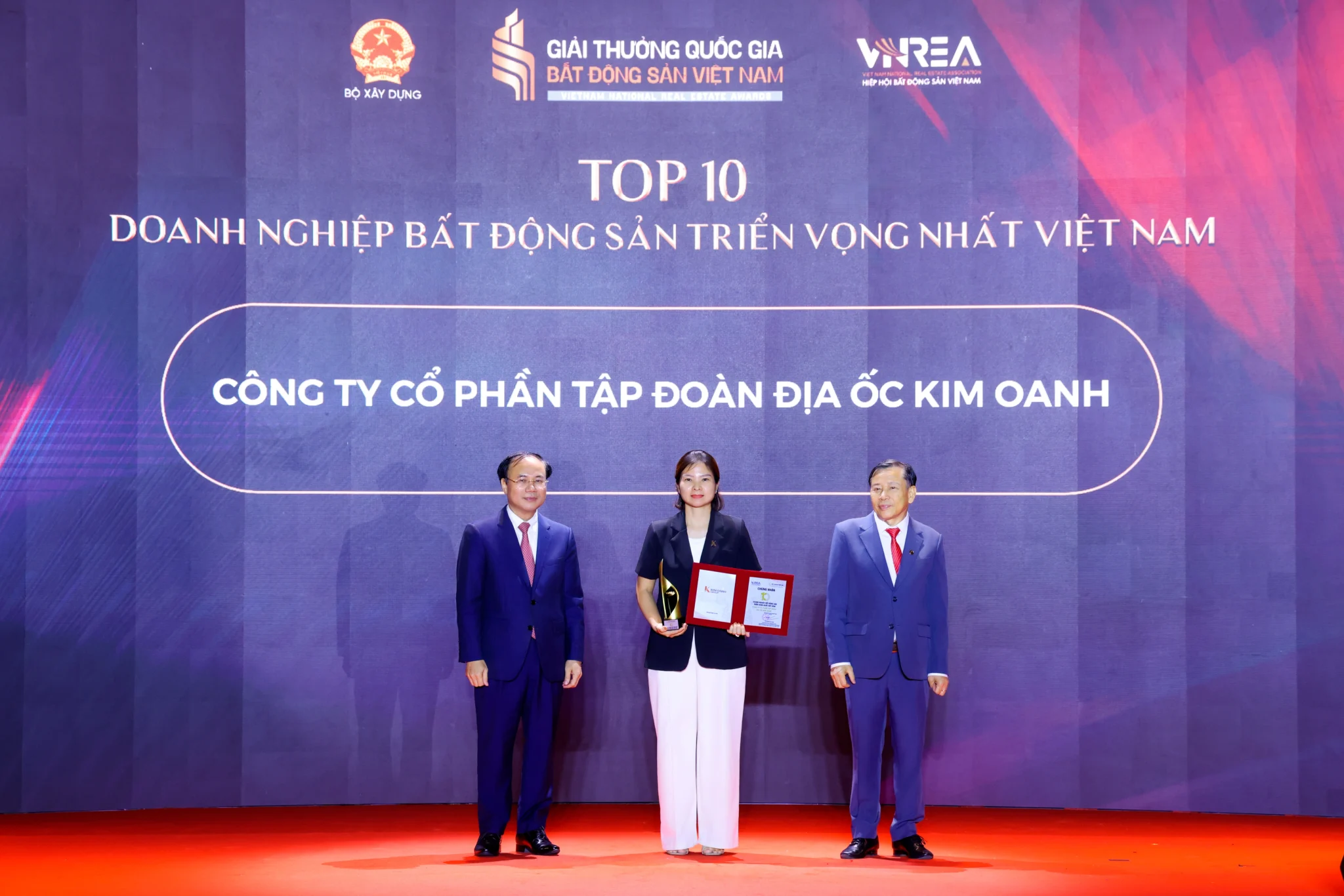 Bà Mai Thị Diễm Trang – Giám đốc Khối Quản lý Thương hiệu Kim Oanh Group – đại diện nhận giải “Top 10 doanh nghiệp bất động sản triển vọng nhất Việt Nam”.