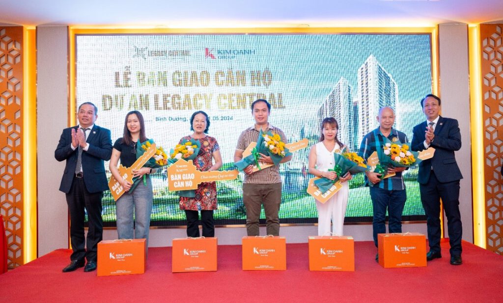 Đại diện Kim Oanh Group trao chìa khóa căn hộ tượng trưng và tặng quà chúc mừng cư dân Legacy Central