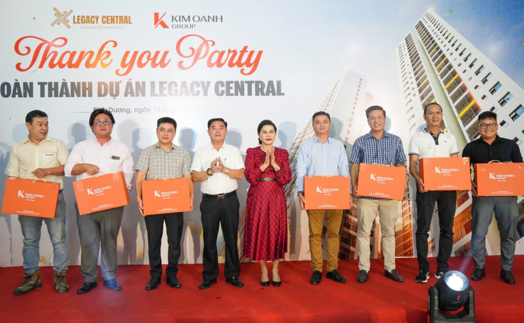 Bà Đặng Thị Kim Oanh, Chủ tịch HĐQT, Tổng Giám đốc Kim Oanh Group và ông Nguyễn Thuận, Phó Chủ tịch HĐQT Kim Oanh Group tặng quà tri ân các đối tác