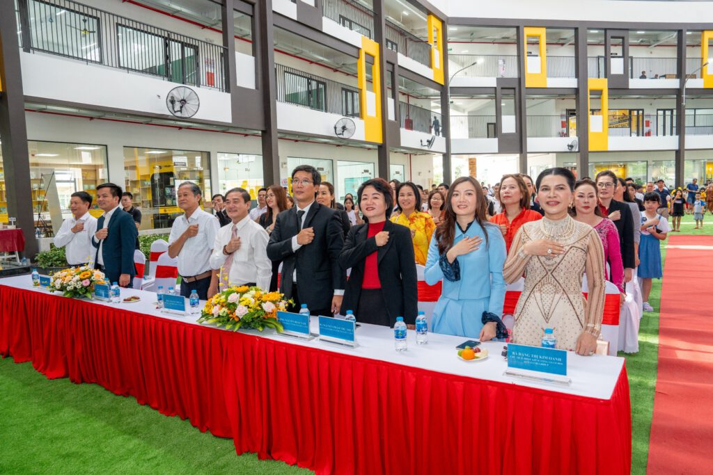 Các khách mời, đại biểu cùng phụ huynh và học sinh đọc vang khẩu hiệu “INschool Mantra” – lời hứa nhắc nhở bản thân luôn sống có khát vọng và nói được làm được